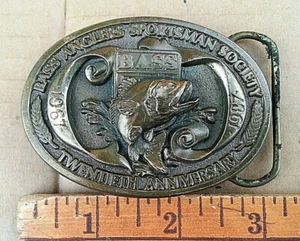 Hebilla de cinturón vintage B.A.S.S LATÓN 20 aniversario hebilla de camionero pescador ee. uu. - Imagen 1 de 2