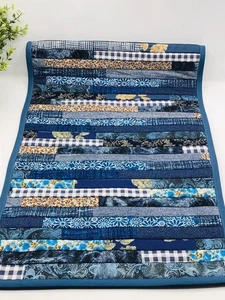 Handgefertigt Gesteppt Tischläufer Marineblau Ginghams Blumen Trittblöcke 43x15" - Bild 1 von 8