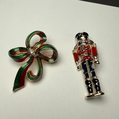 Lote de 2 broches alfiler cascanueces/lazo de cinta esmaltado con diamantes de imitación vacaciones de Navidad Foto 1 de 4