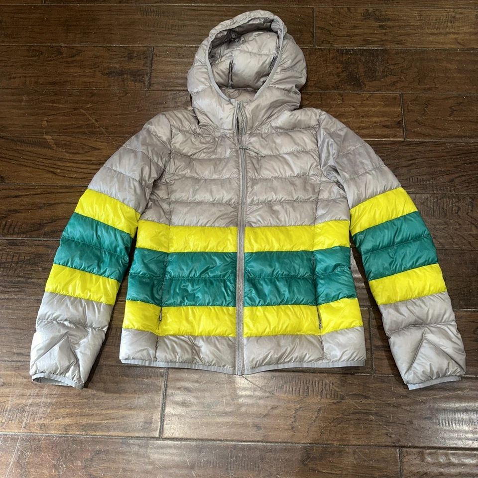  Chaqueta con Capucha Uniqlo Ultra Light Down en Bloque de Color Gris, Amarillo y Verde  Foto 1 de 4