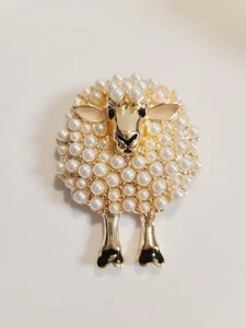 NEU OHNE ETIKETT GOLDFARBENE KUNSTPERLEN EMAILLE SCHAF BROSCHE ANSTECKNADEL - Bild 1 von 8