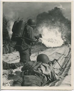 U.S. SOLDIERS W/FLAMETHROWER, WWII. 8X10 B&W PHOTO, VINTAGE. - Picture 1 of 2