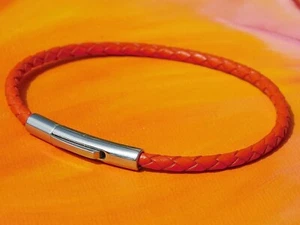 Pulsera de cuero trenzado naranja de 3 mm para dama y acero inoxidable de Lyme Bay Art. - Imagen 1 de 3