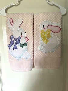 Juego de 2 toallas de mano de baño conejo de Pascua rosa pálido hechas a mano - Imagen 1 de 5