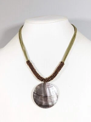 Collar Lia Sophia Gris Redondo Shell Disco Verde Cordón Bronce Cuentas 18 pulgadas Foto 1 de 4