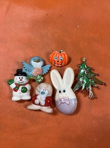 Holiday Pin Lot 80s, Bunny, Pumpkin, Tree, Bird Plastic And Metal L3 - Picture 1 of 13