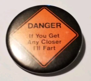 Lustige humorvolle Vintage Button Pinback "Gefahr, wenn du näher kommst, furz ich" - Bild 1 von 5