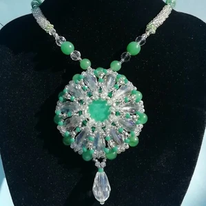 Collana con medaglione pendente, giadeite, cristalli e perline. Fatto a mano - Foto 1 di 10
