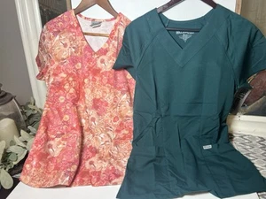 Lot 2 Grey's Anatomy Barco Printed V-Neck Scrub Top Size S Deep Forest Gardena - Picture 1 of 9