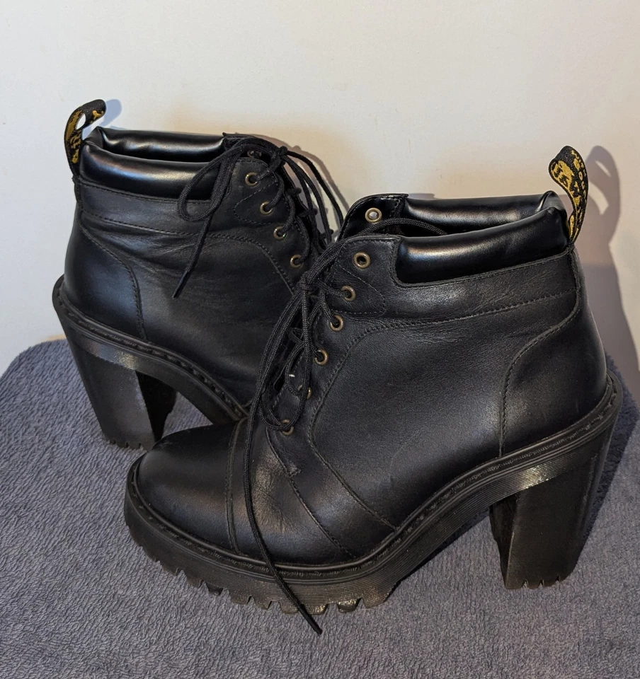 Botas Dr Martens Averil para mujer talla US 7 cuero negro tacón con cordones  Foto 1 de 4