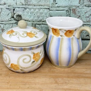 Zuccheriera e crema -Demdaco 2001 di Deb Hrabik crema bianco floreale coppia coperchio vintage - Foto 1 di 13