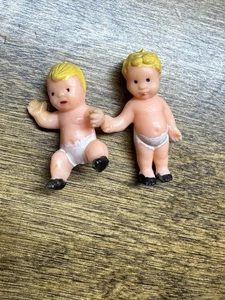 2 Vintage Hartplastik kleine Miniatur stehende winkende Baby Puppe blonde Schuhe 1,5" - Bild 1 von 5