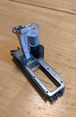 Pie de ojal automático Bernina genuino con diapositiva #3A - Nuevo estilo Foto 1 de 3