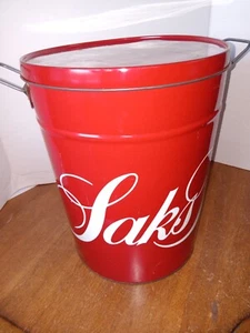 VINTAGE SAKS FIVE AVENUE LATTA ROSSA CON MANICI Pretzel / POTATOE CHIP TIN - Foto 1 di 8