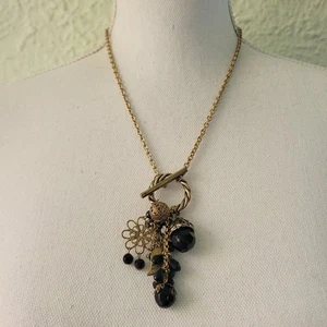 Vintage Charms Anhänger Halskette 20 Zoll Retro schwarz Plexiglas Perlen Quaste Knebelverschluss - Bild 1 von 7