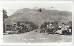 1940 Cody, Wyoming - ECHTFOTO Main Street, Schilder, Autos - Vintage Postkarte - Bild 1 von 2