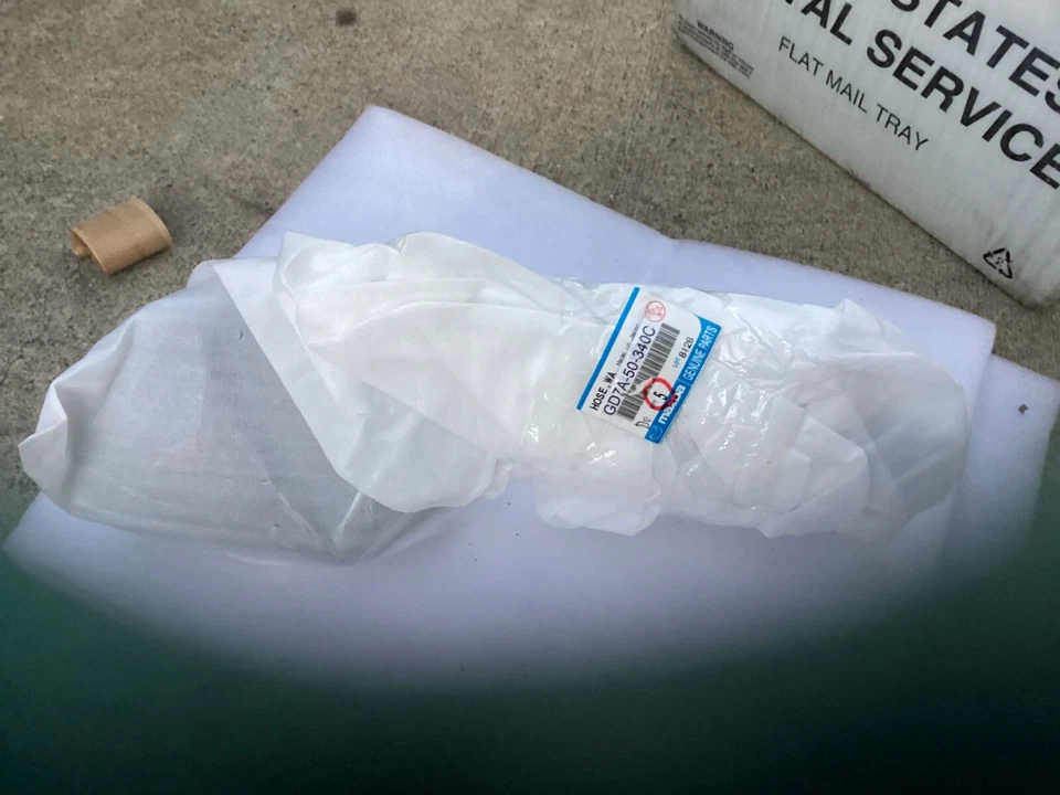 Protector contra salpicaduras derecho genuino Mazda para Mazda 626 GD7A-50-340C Foto 1 de 1