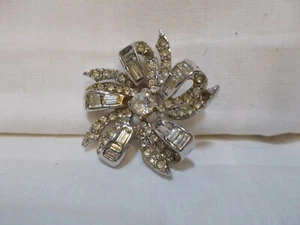 Pin vintage en forma de arco en espiral con pedrería transparente - Imagen 1 de 5