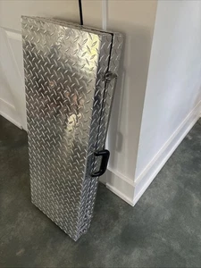 "ALUMA Sport por Dee Zee hecho en EE. UU. Des Moines, IA 38"" X 14"" X 5""" - Imagen 1 de 5