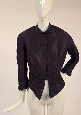 CHAQUETA VICTORIANA SIGLO XIX PÚRPURA CIRUELA SEDA BULLICIO ESPALDA CON PUÑOS ACANALADOS Foto 1 de 4