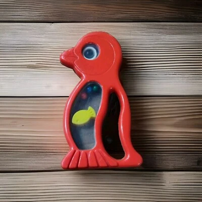 Brinquedo vintage bebê chocalho pinguim década de 1990 vermelho/verde - Imagem 1 de 2