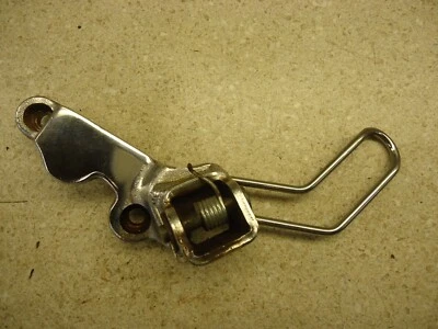 86-87 HONDA SHADOW VT700 ПРАВЫЙ ПЕРЕДНИЙ НОЖНОЙ КОЛЫШЕК КРЕПЛЕНИЕ ОПОРА КРОНШТЕЙН НОЖКА VT700C - Изображение 1 из 4