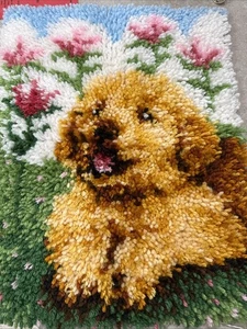 Gancho de cierre hecho a mano alfombra peluda colgante arte de pared lindo dorado perro cachorro - Imagen 1 de 5
