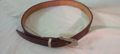 Nocona Belt Co Mujer 28 Cuero Borgoña Western 1.25" Ancho Plata Caracola Hebilla Foto 1 de 4