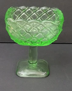 Taza de postre enrejado de vidrio verde LE Smith con patas Sherbert, una - Imagen 1 de 4