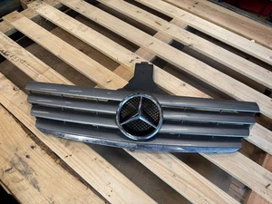 Kühlergrill Mercedes C-Klasse W203 TeileNr.: A2038800383 - Bild 1 von 1