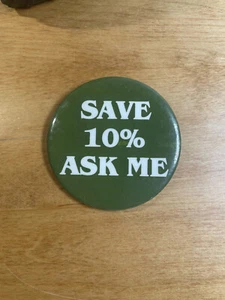 Sparen Sie 10 % Ask Me Sachbearbeiter Mitarbeiter grün Vintage Metall Pinback Pin Button - Bild 1 von 4