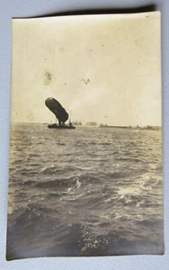 Navire Allemand près d'un ballon d'observation endommagé large de Zeebrugge - Foto 1 di 2