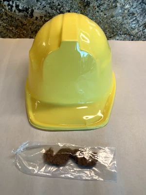SOMBRERO AMARILLO de plástico Casco de construcción para adultos Disfraz Juegos con disfraces Trabajador y Bigote Foto 1 de 4