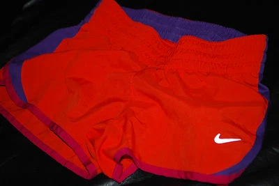 Pantalones cortos para correr para mujer Nike DriFit naranja llama y púrpura (X-pequeños) Foto 1 de 4