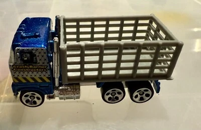 Camión de volteo Ford Coe 1981 carrocería de estaca azul Hot Wheels barrera de choque constructores. Foto 1 de 4