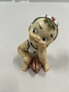 Figurina da calcio vintage ragazzo seduto su una, made in Japan - Foto 1 di 10