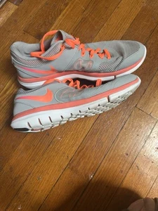 WOMEN'S NIKE FLEX SNEAKERS RUNNING SHOES 642767-081 - SIZE 9 - Picture 1 of 5