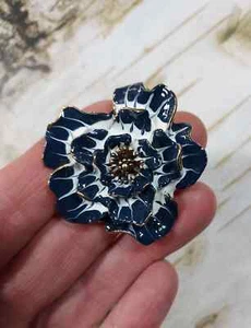 MAGNETBROSCHE - Blau-weißfarbene Emaille Blume in Goldton gefasst.  Pin frei - Bild 1 von 4