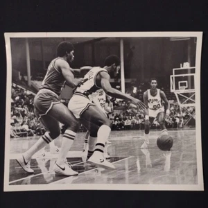 Mike Mitchell & Johnny Moore Spurs Original Spiel Pressefoto, 1980er 8x10" - Bild 1 von 4