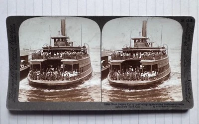 Ferryboat de Nova Jersey trazendo multidões matinais para Nova York NYC visão estéreo - Imagem 1 de 2