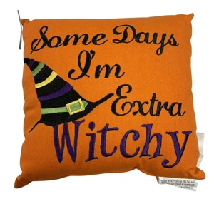 Título: Almohada de tela Halloween 10x10 – Cojín bordado extra bruja - Imagen 1 de 2