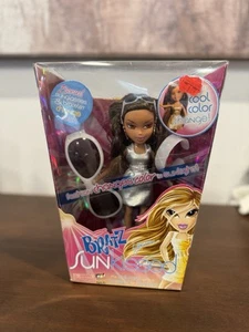 Bratz Sunkissed Yasmin Color-changing Fashion Doll - Bild 1 von 8