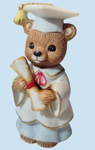 Estatuilla de oso de graduación de Homeco 1404 3,5" de alto blanco y dorado vestido gorra con inmersión - Imagen 1 de 5