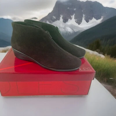 Aerosoles Allowance Brown Suede Low Wedge Ankle Bootie Size 8 Zipper Easy On - Image 1 of 4