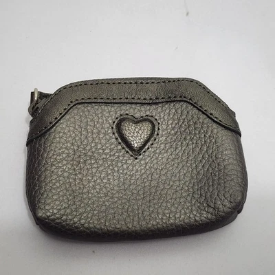 Cartera Brighton Pequeña Metálica Plateada Cuero Guijarro Cambio de Monedas Cremallera Superior Corazón  Foto 1 de 4