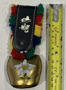 Vintage Kuhglocke Messing verziert Design Sammlerstück Schweiz bemalt bestickt  - Bild 1 von 15