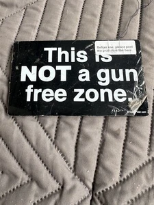 Placa de letrero autoadhesiva acrílica Not a Gun Free Zone - Imagen 1 de 4