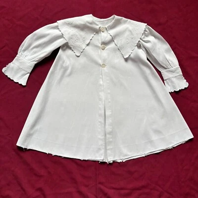 Antiguo abrigo de bebé eduardiano hecho a mano de algodón blanco con cuello bordado Foto 1 de 4