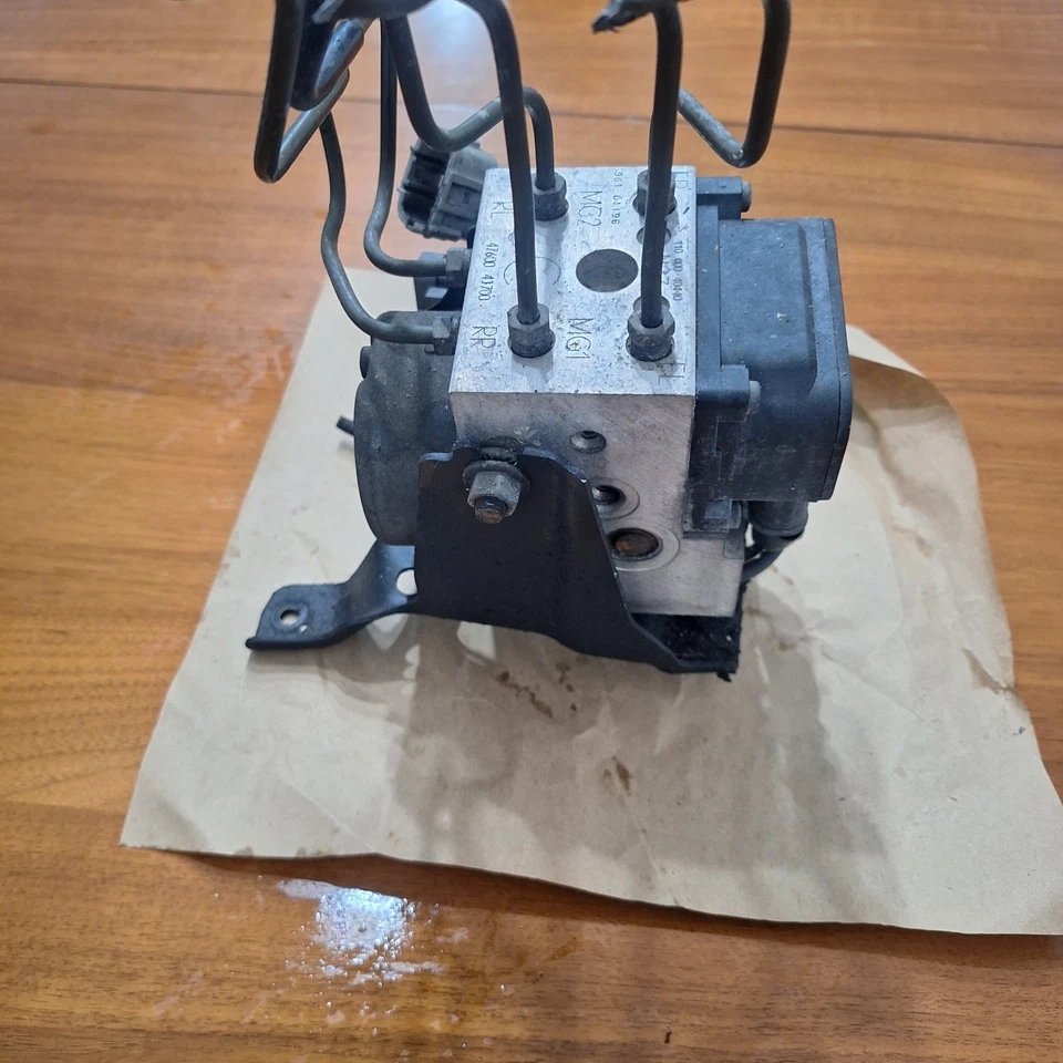 Unidad de bomba Infiniti G20 ABS retirada de un 1999 G20 Foto 1 de 4