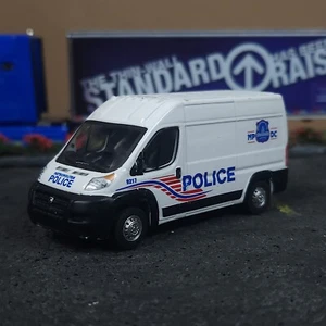 1:64 Scale Greenlight MPDC Metropolitan Police Ford Transit Van - Picture 1 of 5